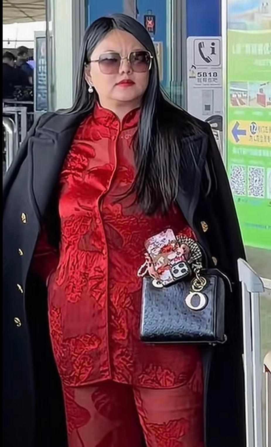 看到李湘这张照片我默默做了个决定就是以后再也不减肥了她这么有钱，如果