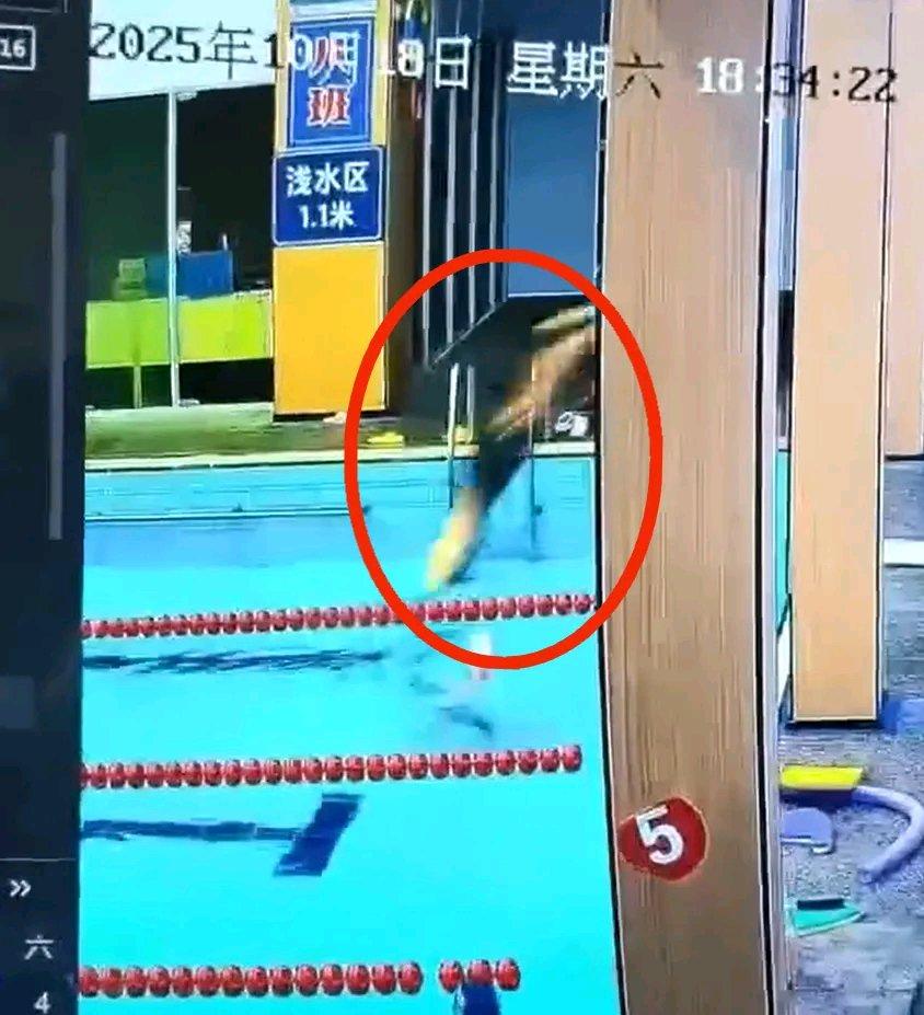 10月18日,浙江宁波慈溪博睿游泳馆发生了一起悲剧。36岁的体育老师胡先生带7岁