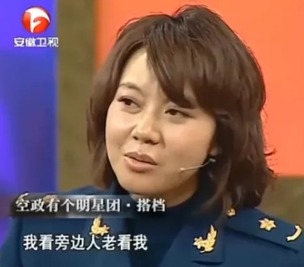 有一次闫妮开车出门，发现路上老有人看自己，心里还嘀咕：这人都怎么回事啊，怎么老看