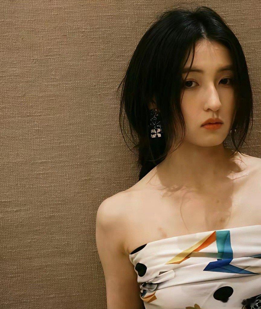 12月24日，有网友发现张子枫晒出来的自拍照里，右手手臂上有一条近10厘米的狰狞