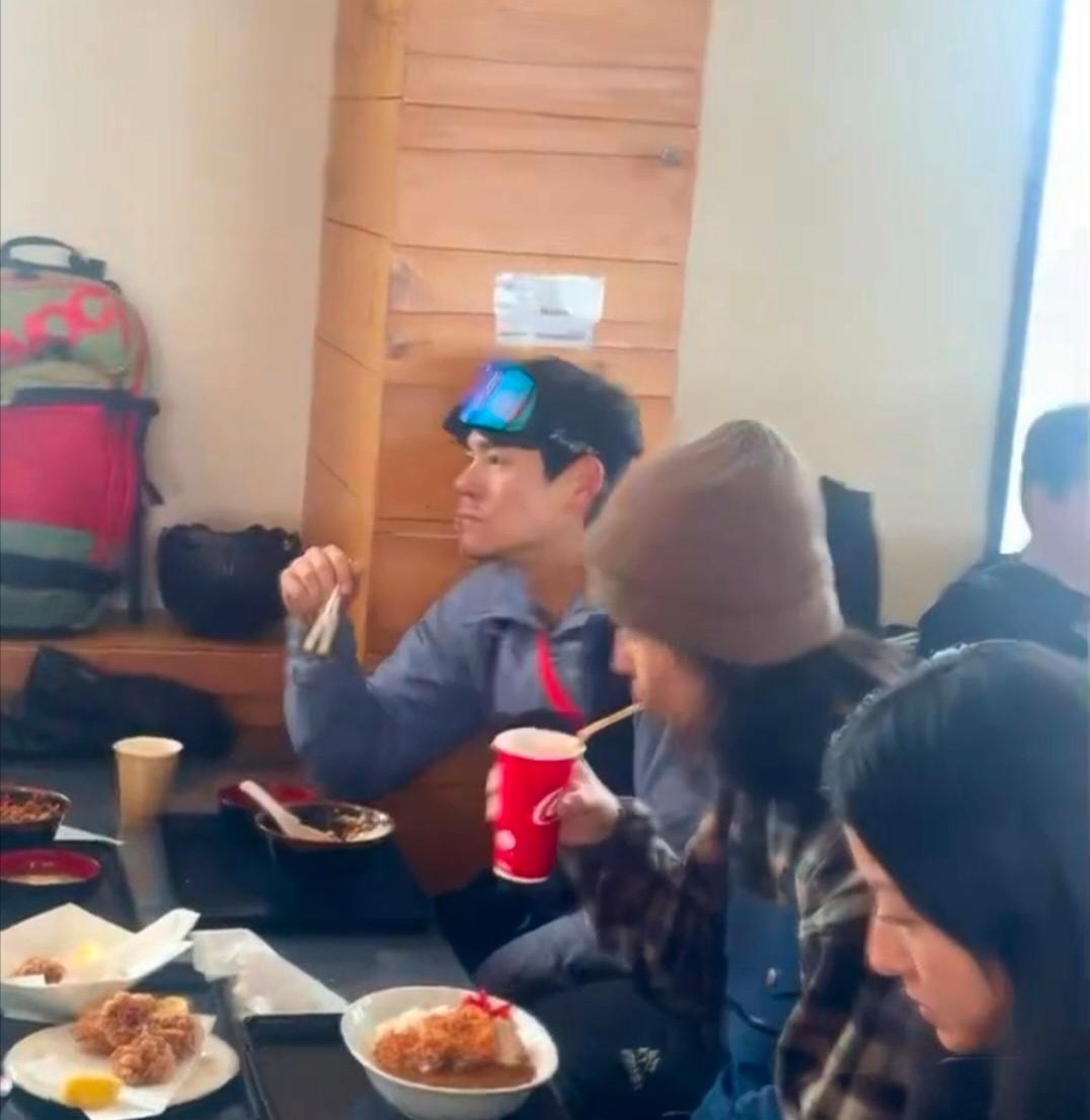 43岁彭于晏在日本滑雪场被偶遇，虽然戴着护目镜，但穿衣打扮时尚有型