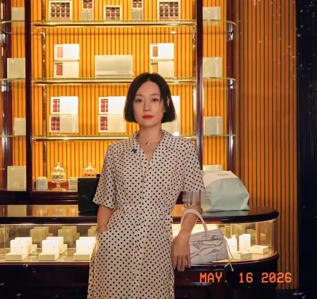 5月16日，马伊琍在社交平台分享了她的最新造型，新造型看起来感觉不太好看！照片