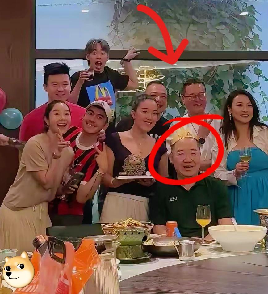 英达这下笑不出来了，不是他又离婚了，而是他办66岁寿宴，大儿子巴图没到场，2