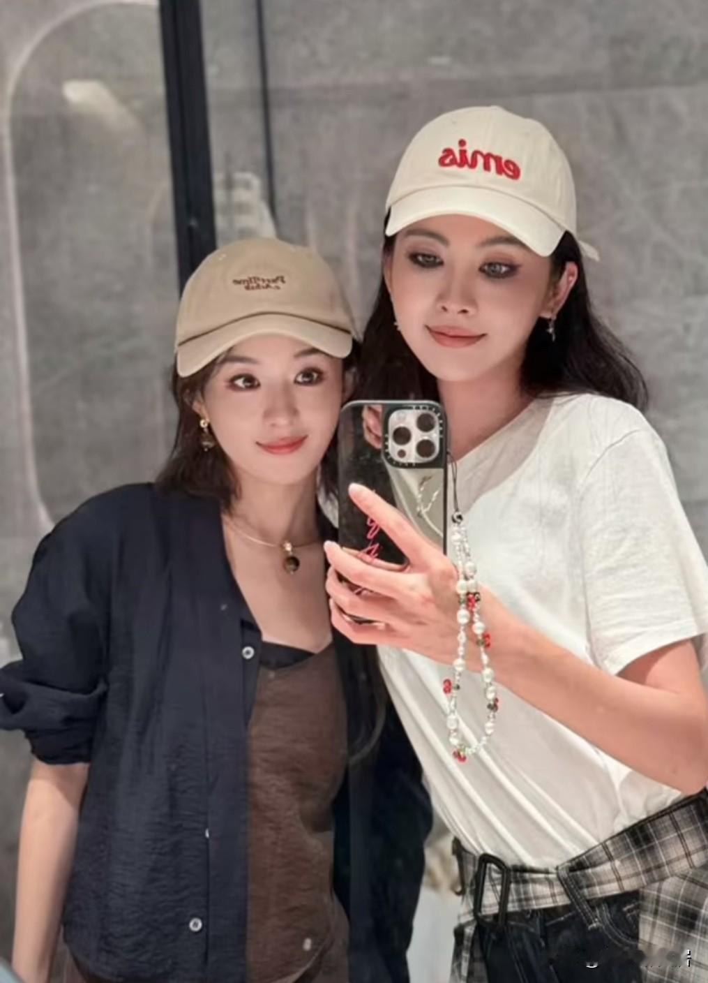 终于知道赵丽颖为什么从来不发自拍照了，不是因为自拍显老也不是因为自拍技术不好，