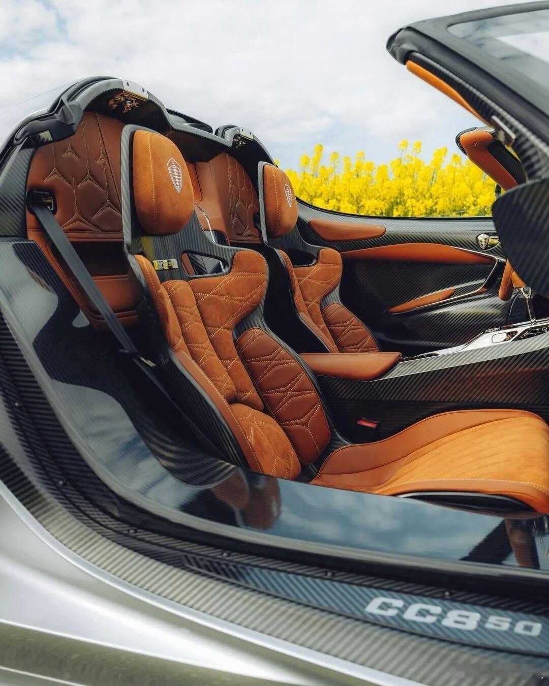 当北欧幽灵驶入春日花海🌼科尼赛克CC850的银白车身，在一片明黄里，像一枚温柔