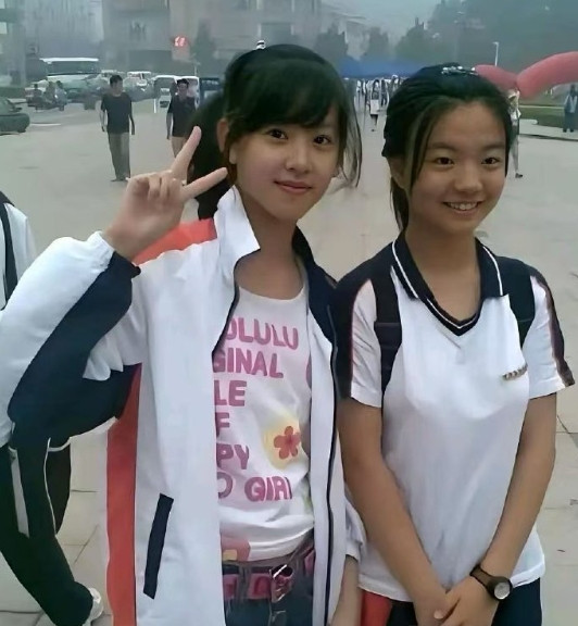 京东老板娘少女时代的照片，一看就是富养的主，那个时候的章泽天即使穿着最普通的校服