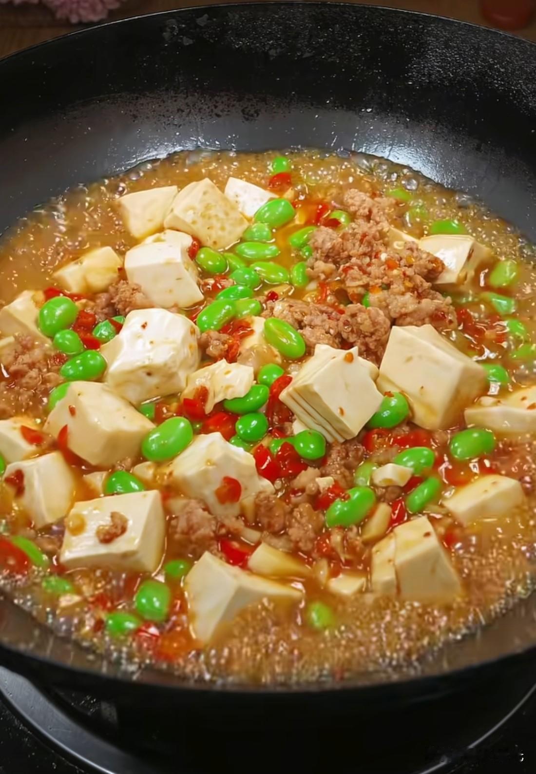 我家最近超爱这道毛豆肉末焖豆腐，做法零难度，食材都是家里常备的，不用复杂调味、不