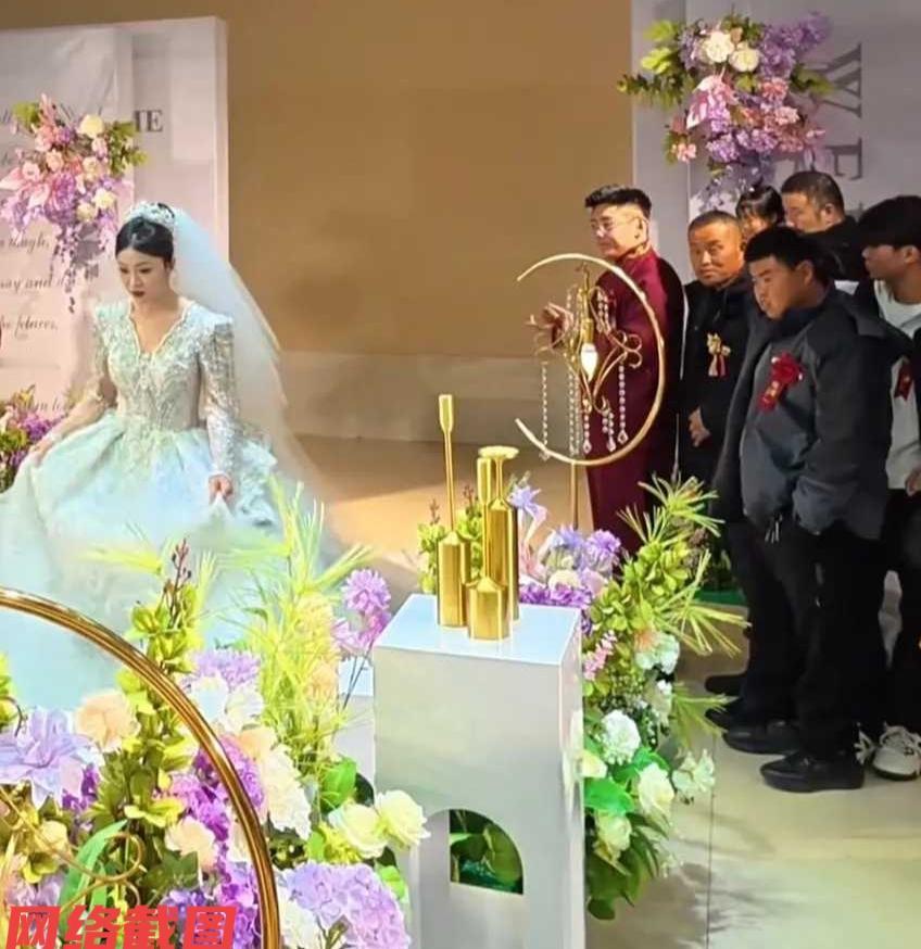 有新人结婚仪式现场，发生一幕尴尬的插曲。原来在司仪让新娘登场后，突然现场也有