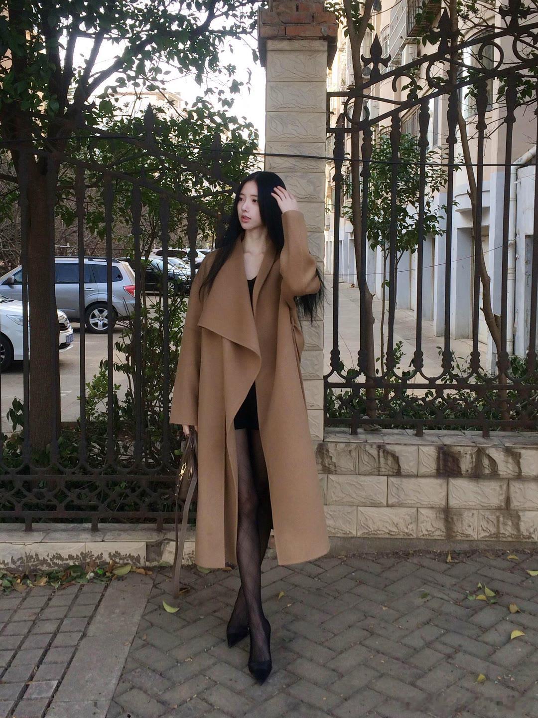 晒一张生活靓照大衣的穿搭