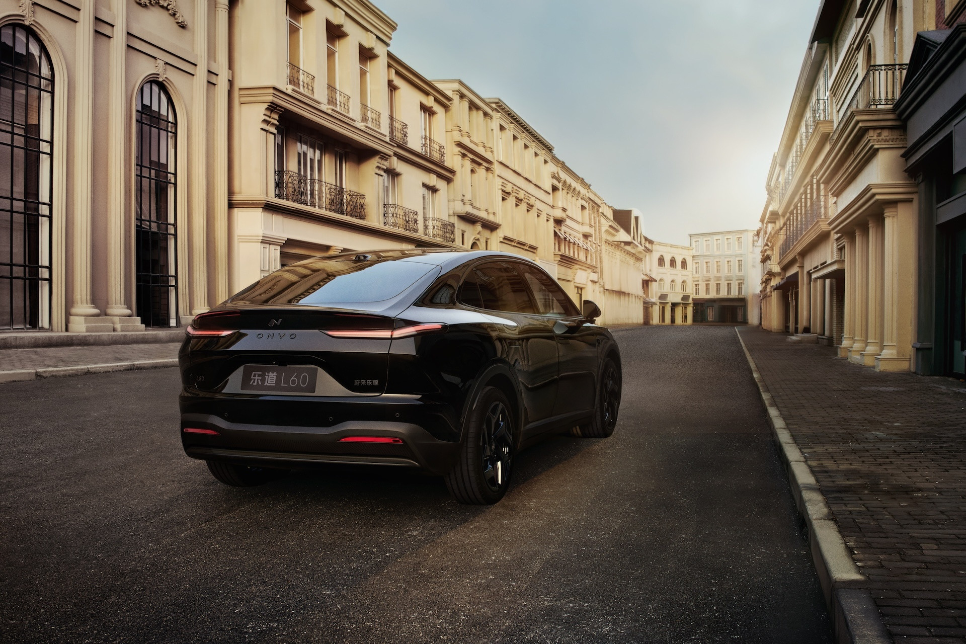 小乐这是打算混明星圈了，古仔的L90黑骑士刚提完车，吴尊也来了，限量666的L6