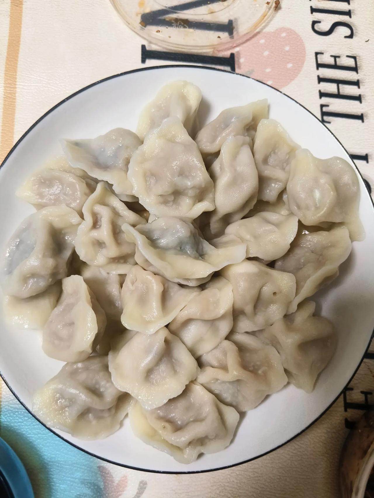 今天晚上吃的饺子少了灵魂好在包饺子的水平没有下降多少为什么说少了灵魂呢吃饺