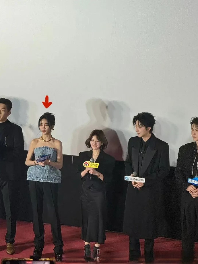 她是不是故意的，知道赵露思的身高差，还穿这么厚重的鞋