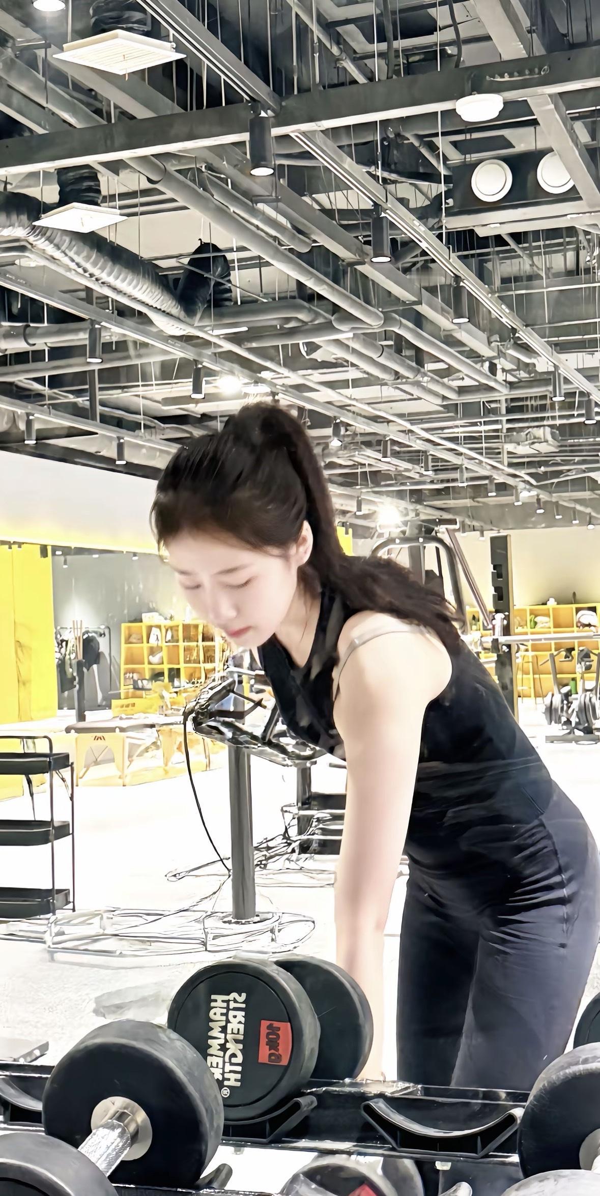 健身女孩真的是力量与美貌并存！就像全网夸的健身美少女，她把甜妹软萌和辣妹魅惑融合