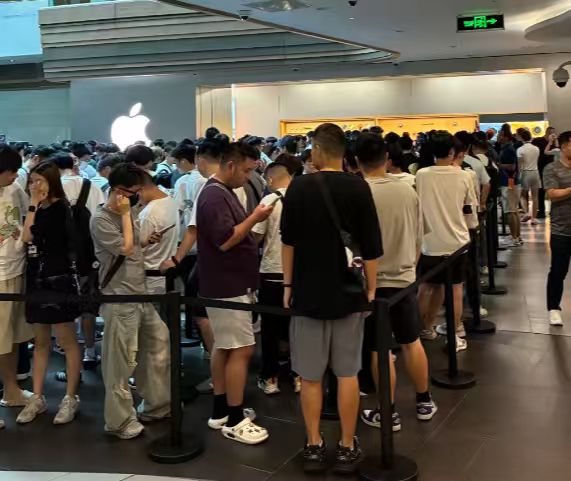 这几天的消费市场，有一条信息值得读三遍。苹果的新机iPhone18Pro、iPhoneDuo，首次在