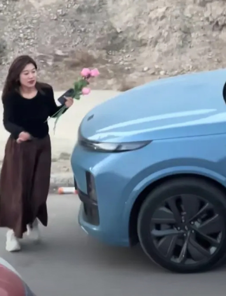 这才是名副其实的“采花大盗”，一名女子为了采几朵山花，竟然停车占道，引发大规模堵