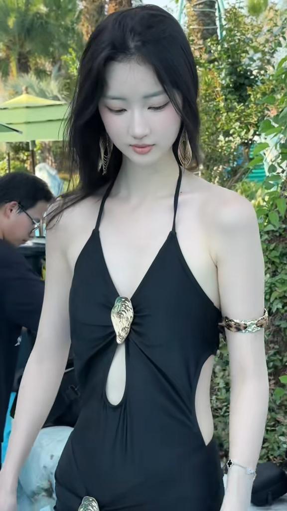 阿拉的海水上乐园，夏天到了美女都在玩水。董雨萱泳装照。模特董雨萱美女