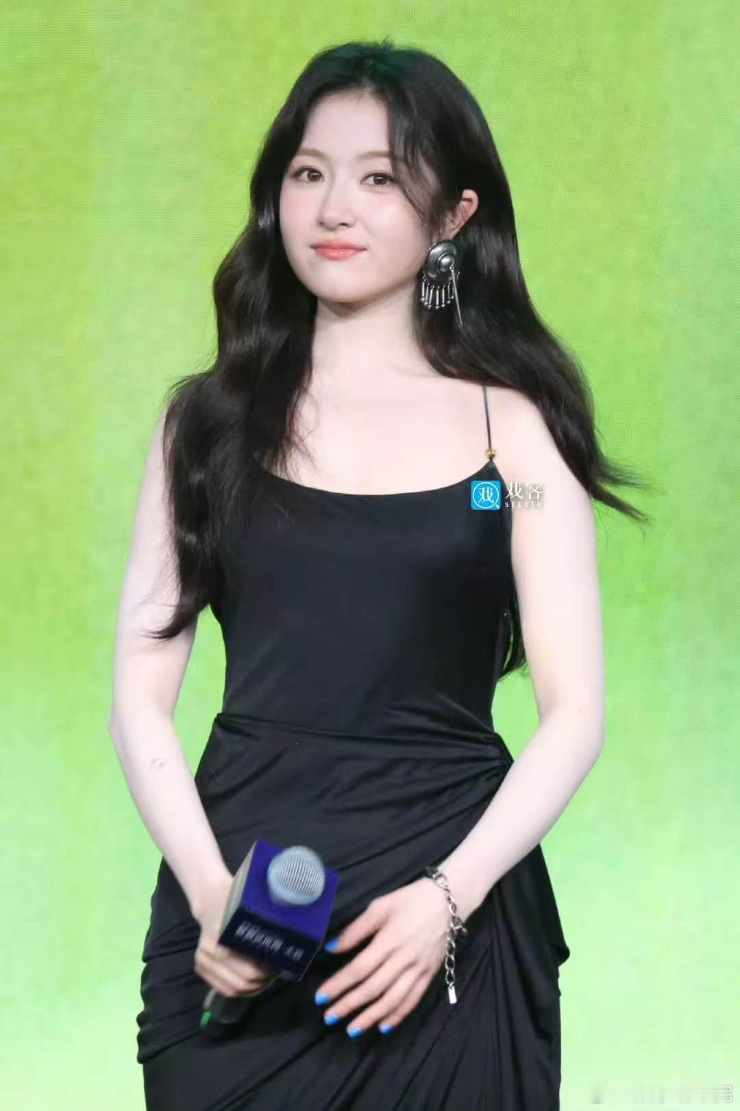 李兰迪吊带黑裙又纯又欲天花板！黑裙吊带适配度满分，少女感与性感并存！