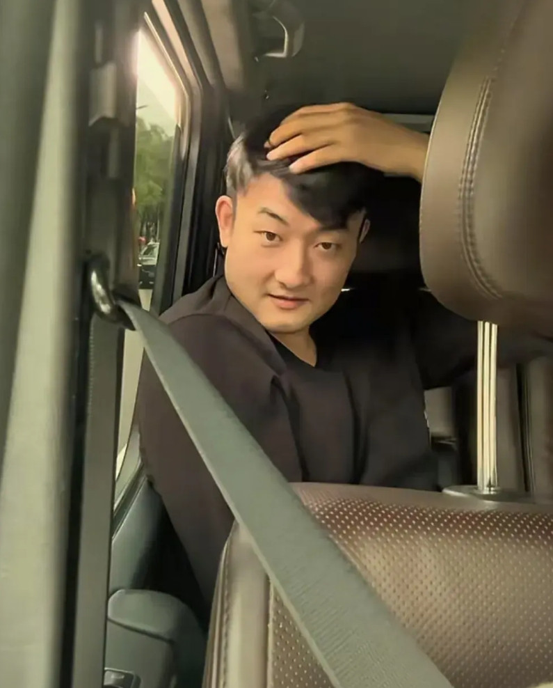 前辽宁队球员丛明晨的篮球生涯真的一路坎坷。其实丛明晨本来是个运动能力超强的扣将，