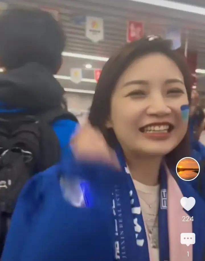 比赛第87分钟，永州队绝杀进球。看台沸腾的镜头扫过VIP区——一张年轻面孔突然让