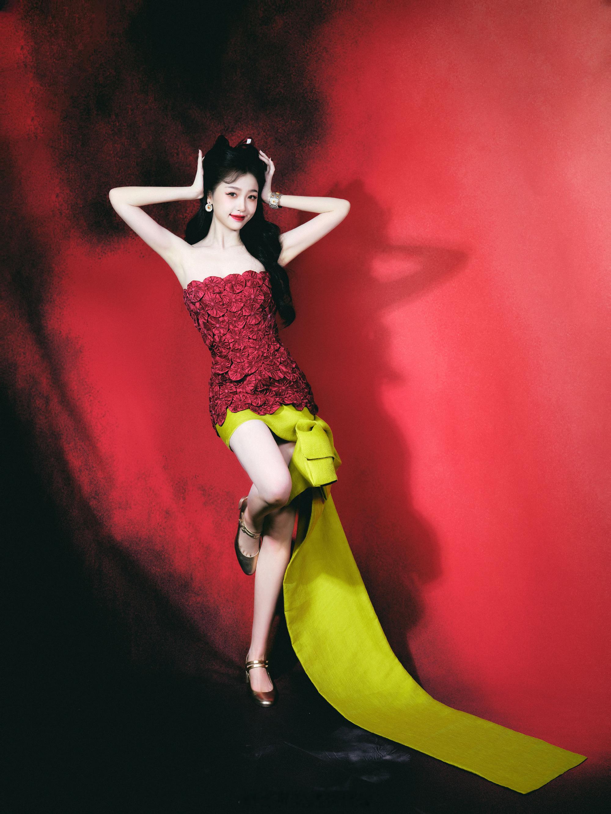 虞书欣红色小猫咪甜美可爱