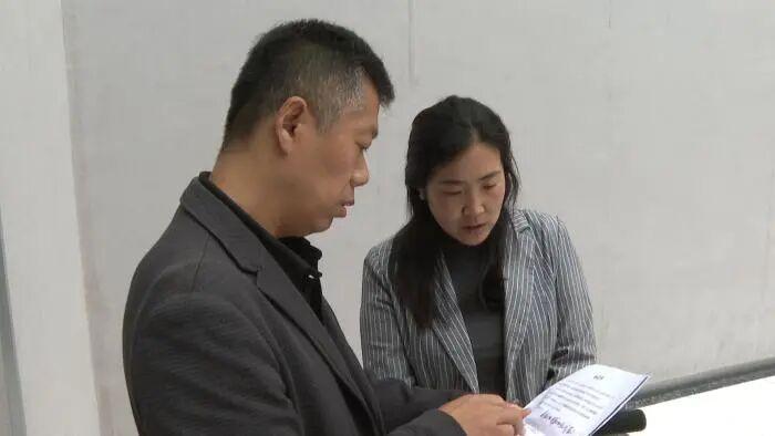 女子讨薪近两年无果山东滨州滨城区王女士为吾悦华府二期项目提供保洁服务，被拖