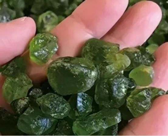 “你说上交就上交？”2002年天津一男子花了10年，捡了600多块蛟河橄榄石，专