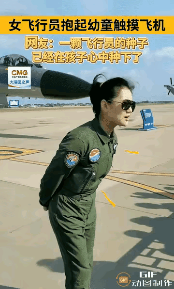谁懂啊！长春航展这一幕也太戳人了！军盲爸爸抱着儿子站在警戒线外看飞机，小不点居