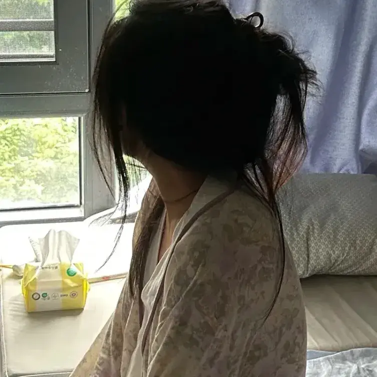 和老婆结婚三年，她就以“社恐”为由不再工作了。每天在家追剧，吃外卖，喂流浪猫，