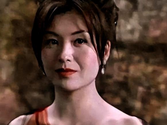 21岁嫁52岁富豪，两周后成寡妇，她打10年官司只拿900万家人们，伍咏薇