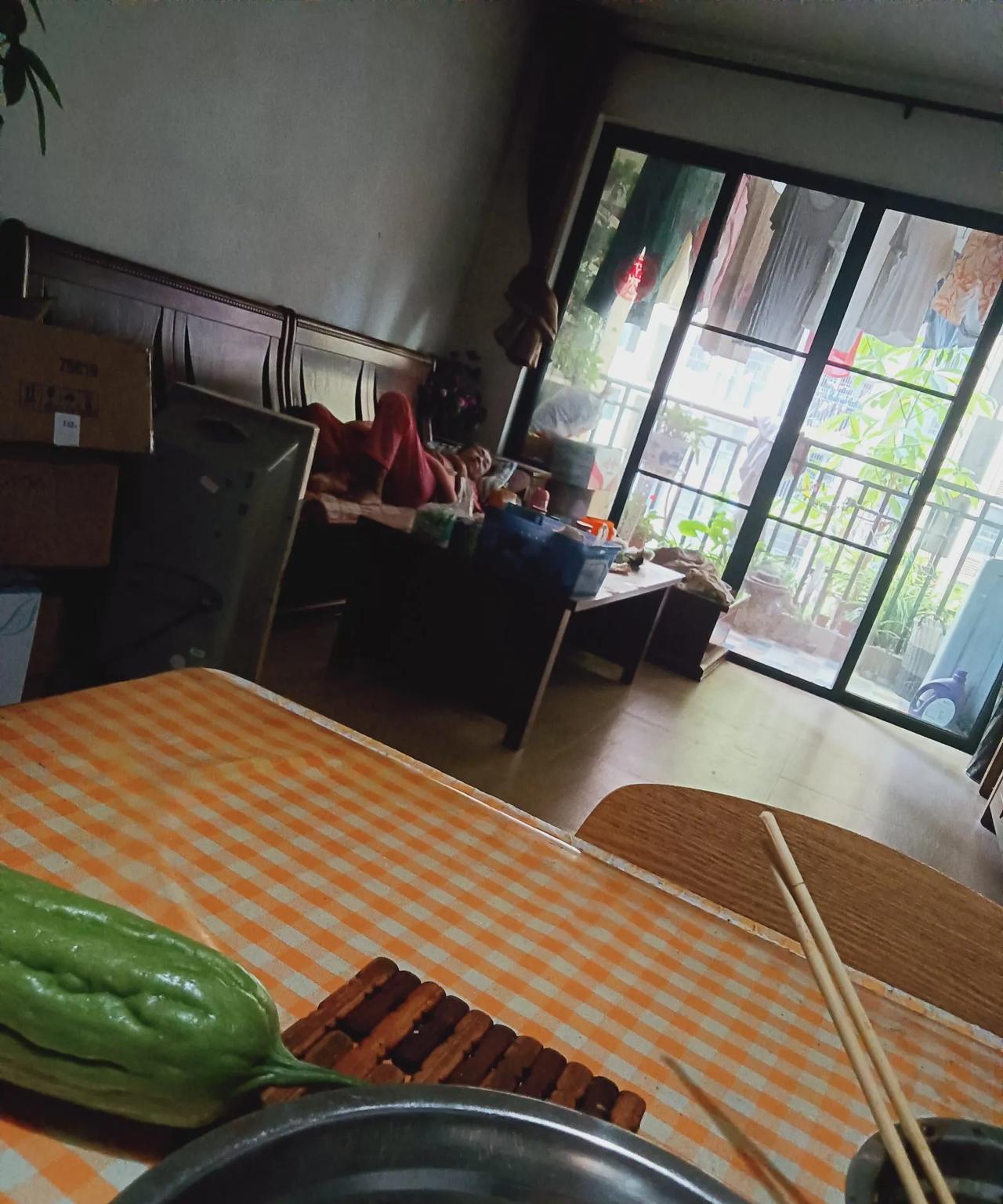 老妈的病症好像陷入了一个死循环这次入院，老妈又被发现了一个病，就是肠梗阻。昨天