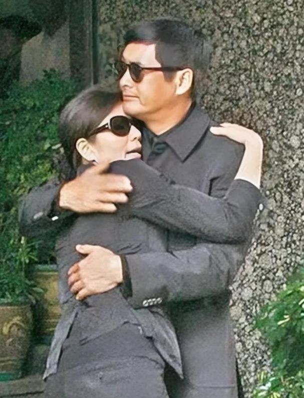 2007年，钟楚红丈夫葬礼，她在周润发怀里大声痛哭，十分悲伤，周润发没有