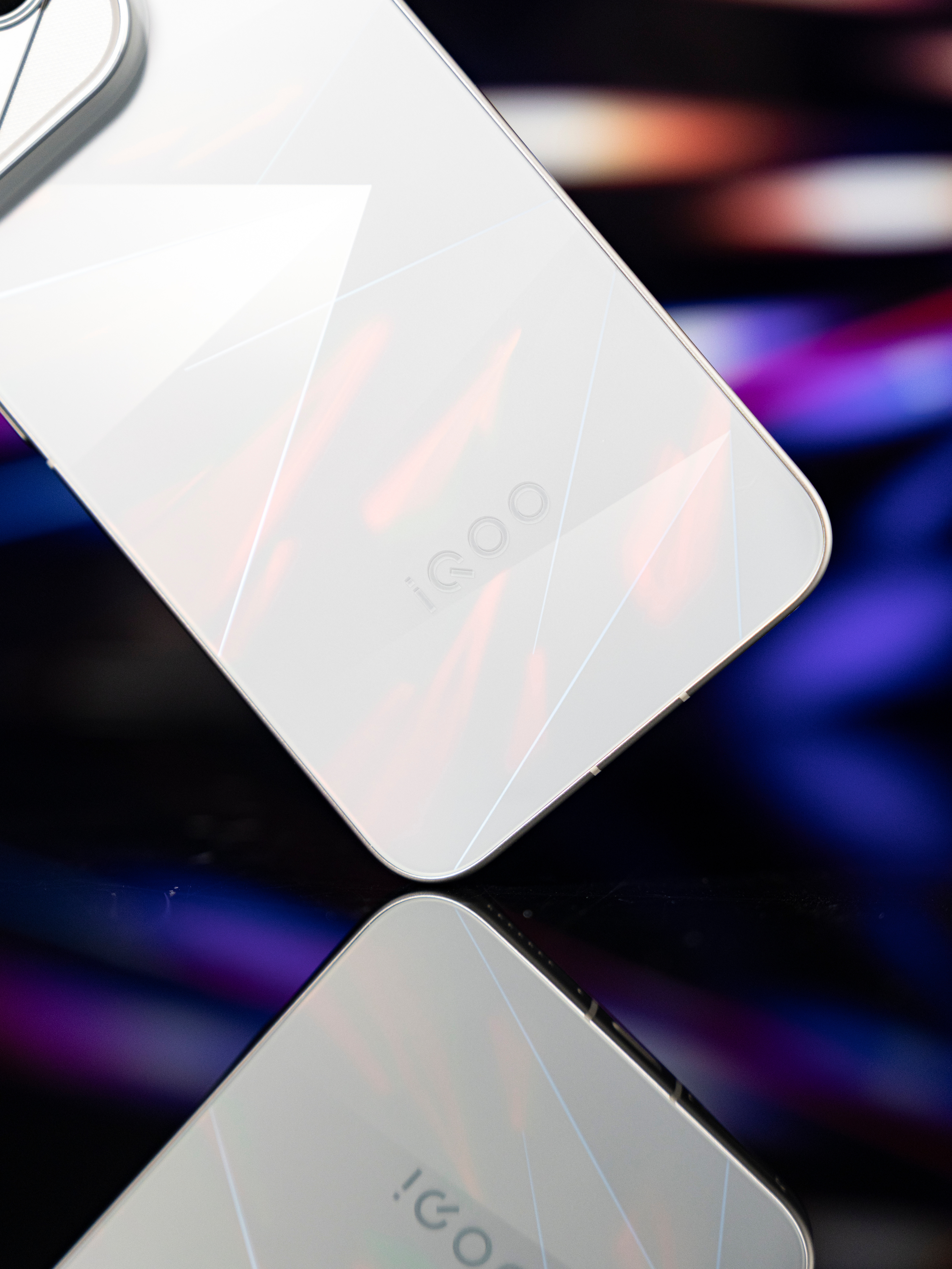 给iQOO16逐光拍了组图。名字没白起，光从不停止前进，那几道棱线就是给光铺的