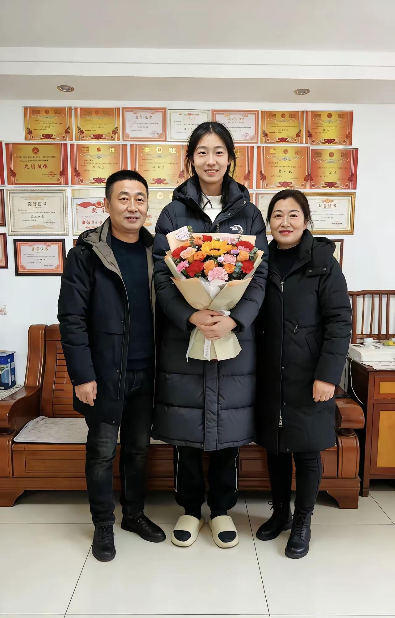 家里有这样一个女儿谁不骄傲啊！人生最大的成就就是把下一代培养成才[赞]