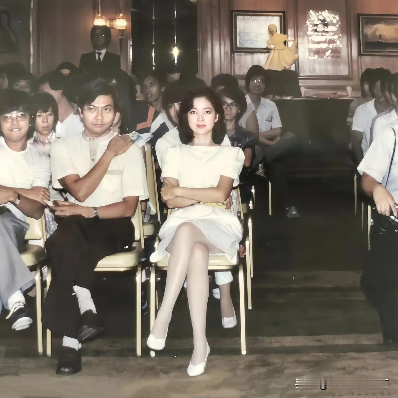 1981年4月，香港，邓丽君颜值巅峰时期出席活动现场，她旁边的男人也很有气质，大