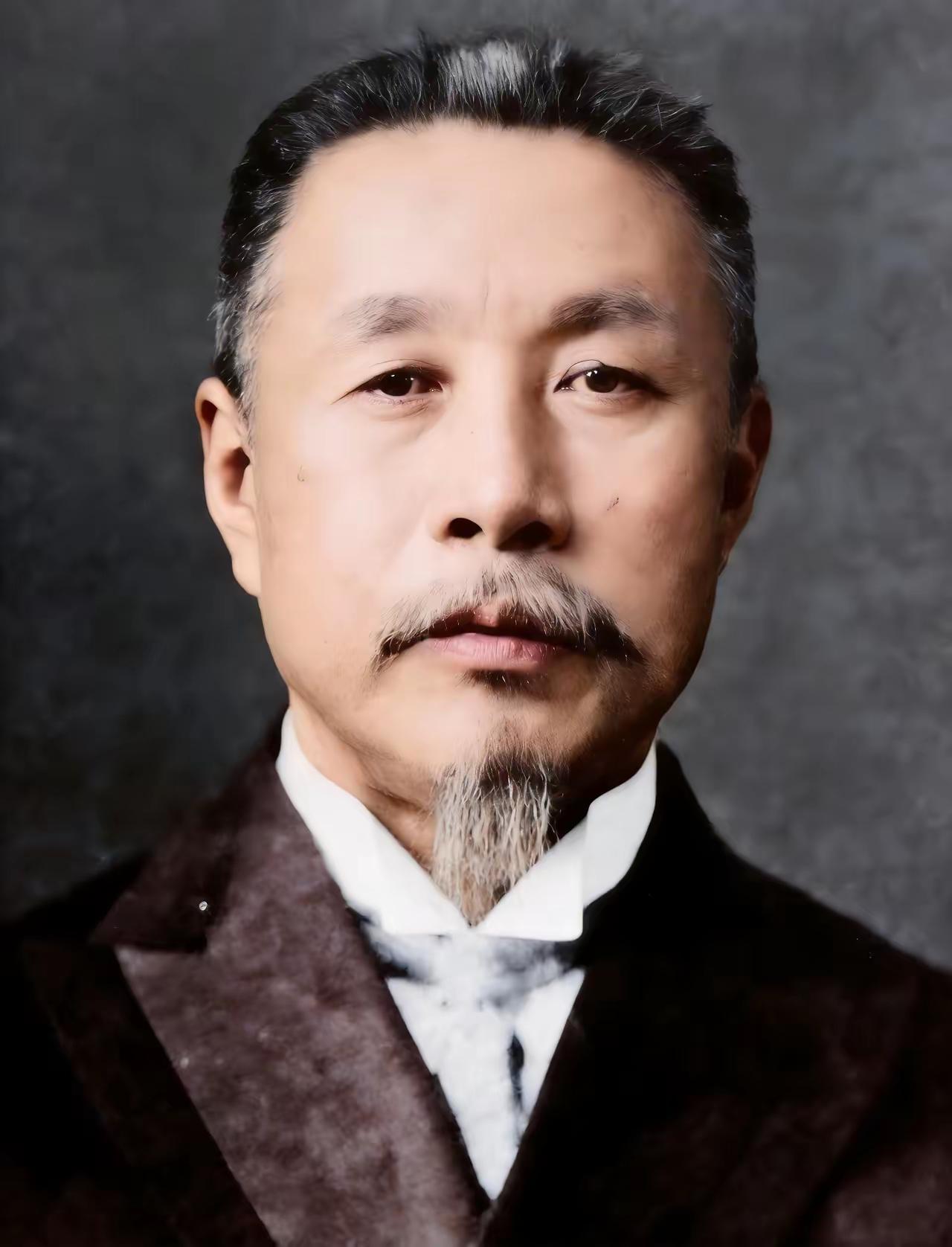 他从甲午战争开始就做汉奸，坚持做汉奸长达五十多年。甲午战争时，30岁的他就为日寇