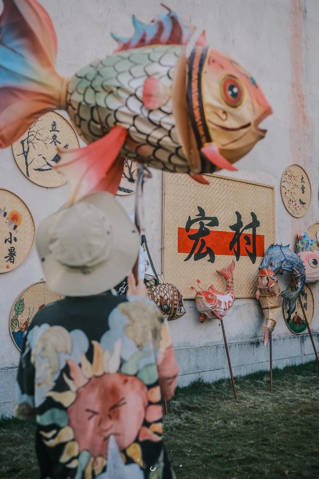 宏村的水墨，是会呼吸的。百年屋檐在风中低语，把故事浸进湖水，又托着红灯与鱼灯，在