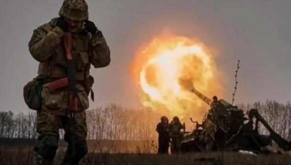 俄乌战火烧了1000多天，美国终于品出不对劲了！原来中国三年前就选对了，当初他们