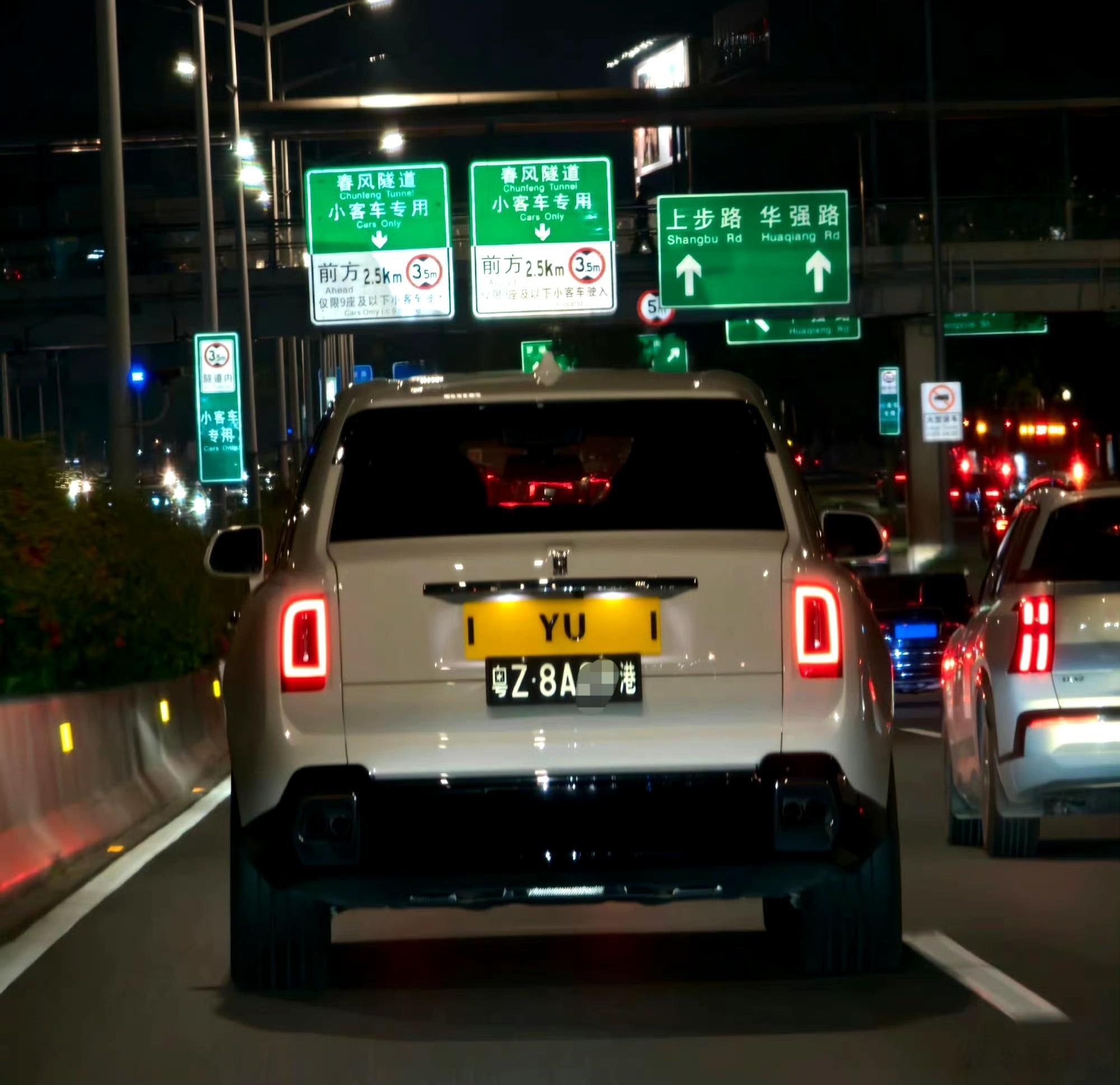 网友：香港的车牌可以自编就算了，居然还可以带空格？这个车牌号就很机灵了，还好牌没
