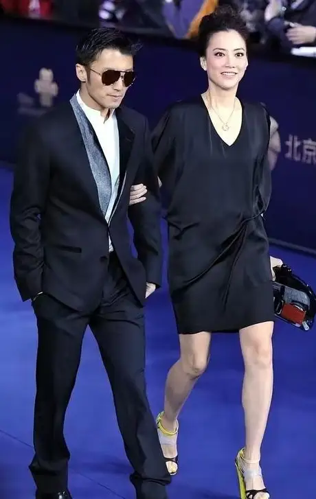 谢霆锋和霍汶希第一眼还以为是王菲呢就这么水灵灵的挽着出来了这关系可不像是经纪人和艺人也就菲姐心大呀理