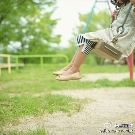 十二星座想恋爱的表现：白羊:发呆沉思；金牛:闷着长毛；双子:狂过嘴瘾；巨蟹:有心