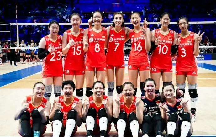 中国女排世锦赛名单引发热议！为何坚持全年轻阵容？这背后是新帅赵勇的大胆布局。中
