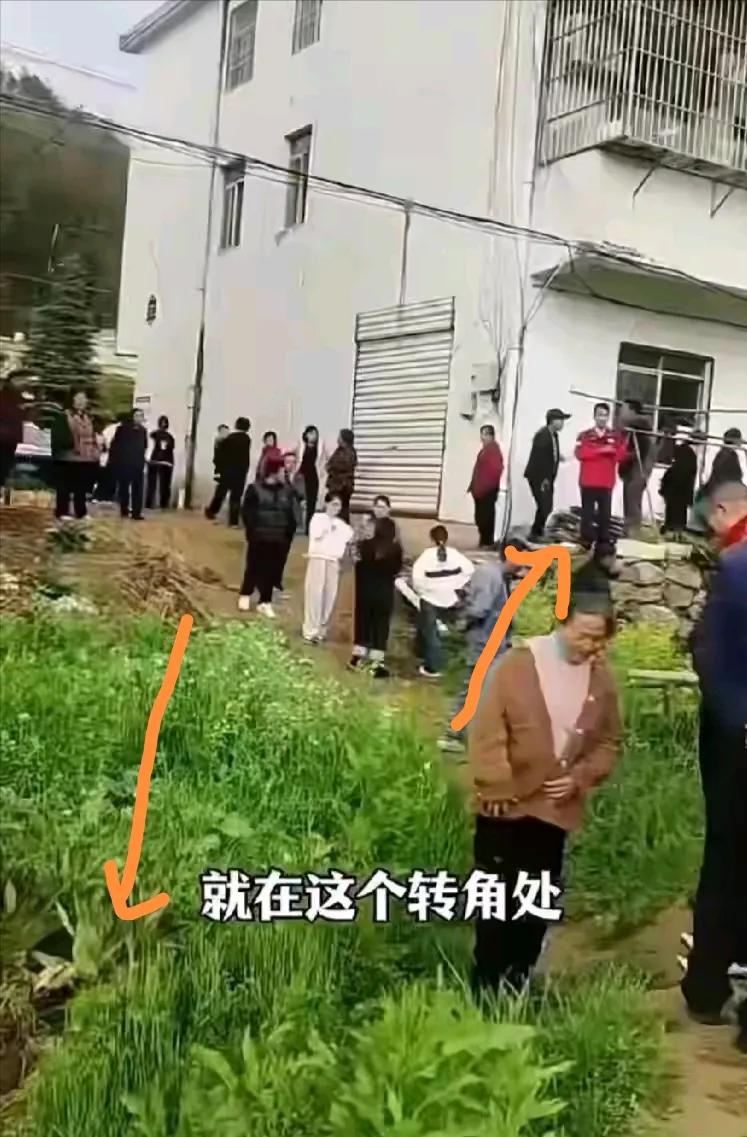 虽几步之遥，房子后面却很荒凉。安徽失踪6岁女童那个事，家长还是大意了。虽然前