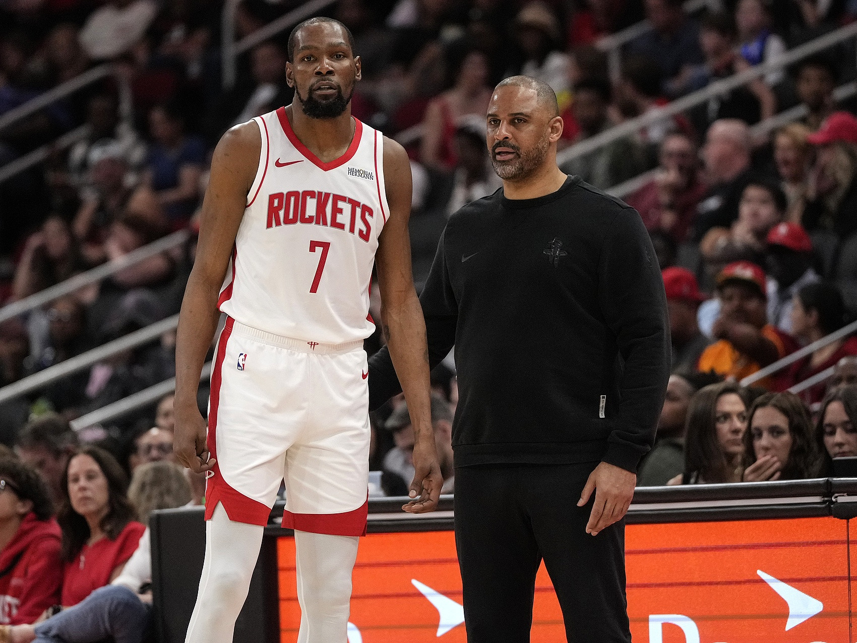 北京时间4月2日，火箭队在主场背靠背的第2场比赛里战胜了密尔沃基雄鹿队，收获4连