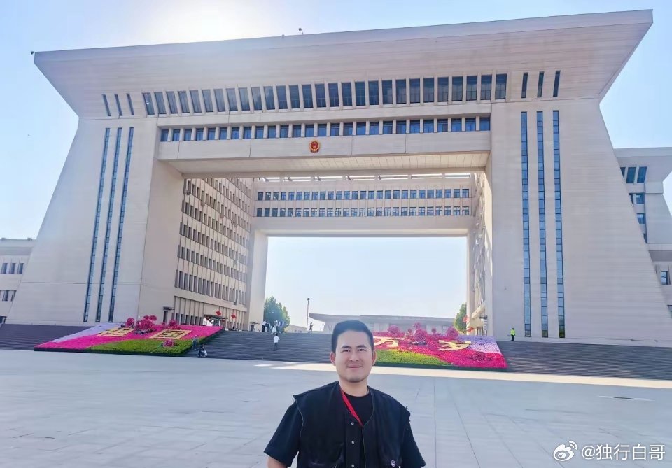 爱国青年王炳忠昨天（12日）在社媒发文表示，离开乌鲁木齐，我们抵达伊犁，到中国、
