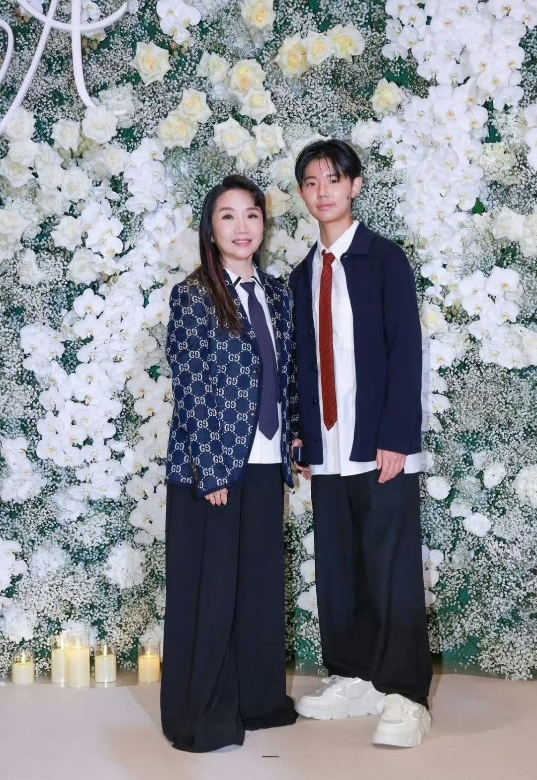 不敢相信，这竟然是陶晶莹的女儿豆豆！这么中性的打扮，而且面容也很男性化，我还以为