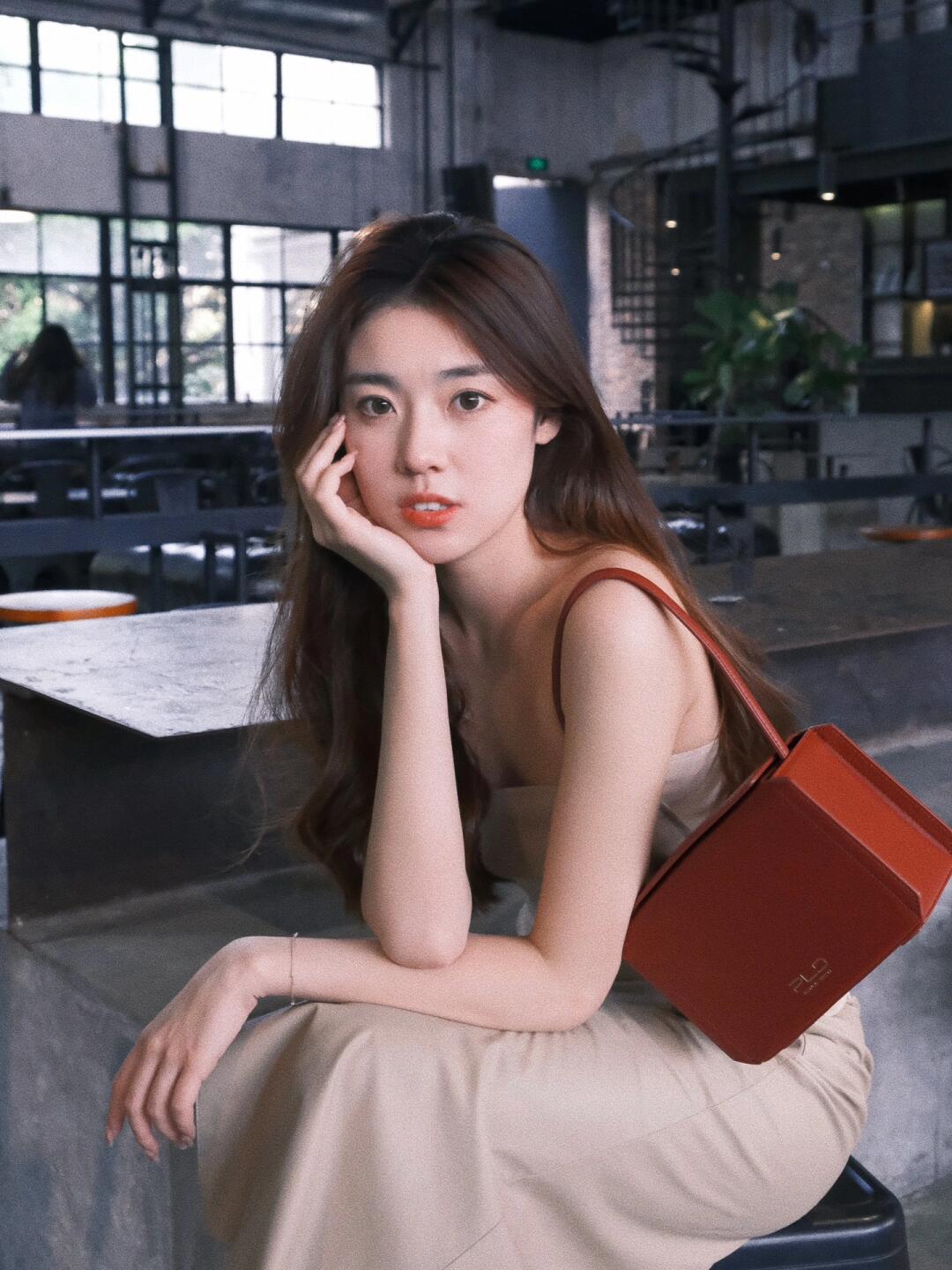 早春LOOK｜第一只<em>勃艮第红</em>八角盒包终于打卡了锅炉咖啡☕
