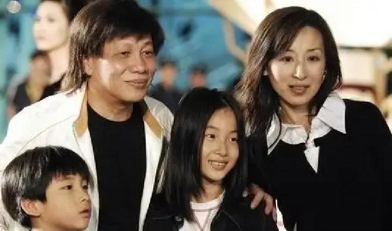 1979年，梁小龙的妻子黎爱莲被一陌生男子拿硫酸泼了脸，之后便毁了容，当时丈夫梁