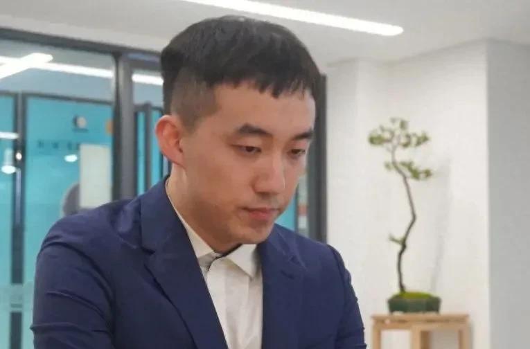 大器晚成的杨楷文九段2022年11月已快26岁的杨楷文才定上九段，2023年1