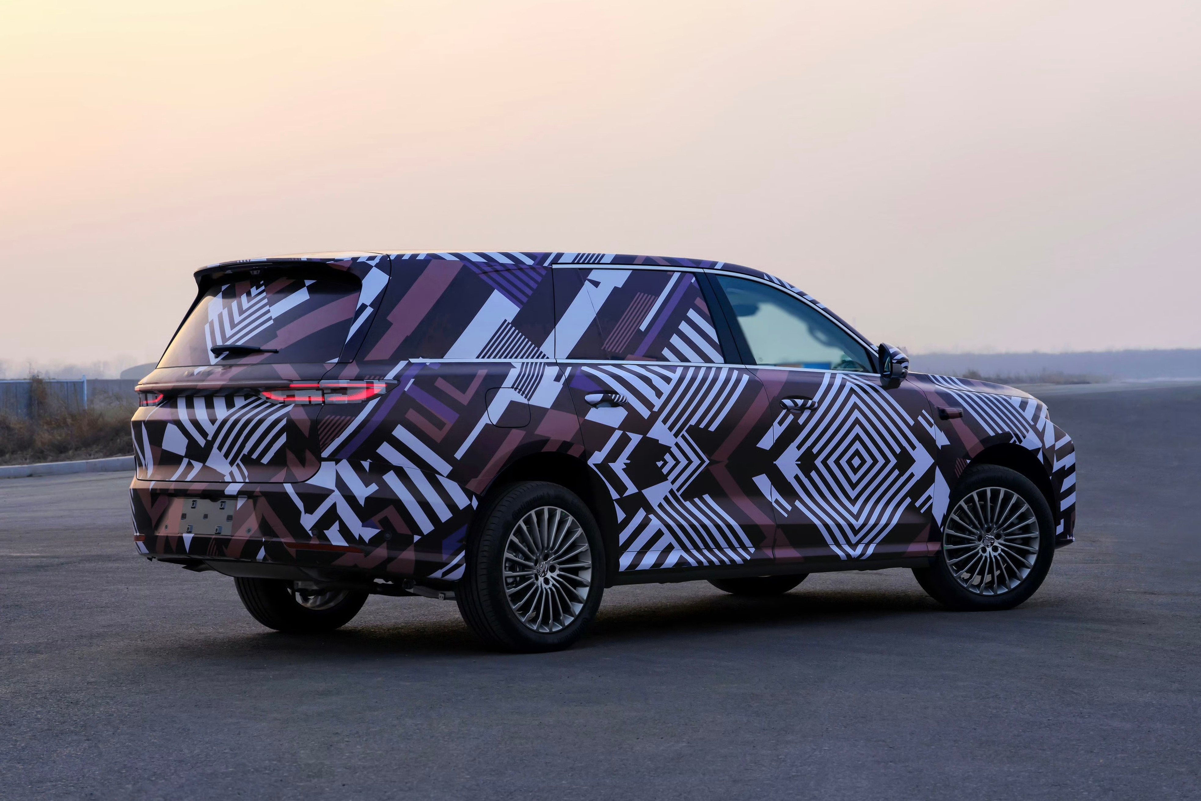 魏牌旗舰SUV的新图，单纯从车身姿态上还没发现太多亮点，感觉有点儿常规。但拿21