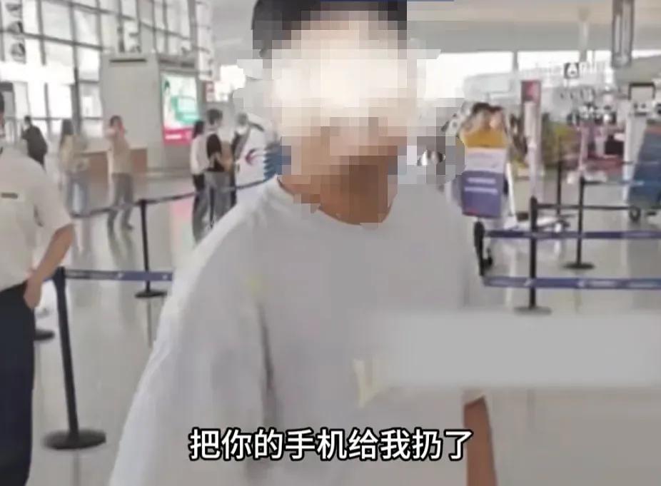 这对夫妻火了！江苏南京,夫妻机场插队，男子好心提醒，竟遭女子一记耳光。事后男子报